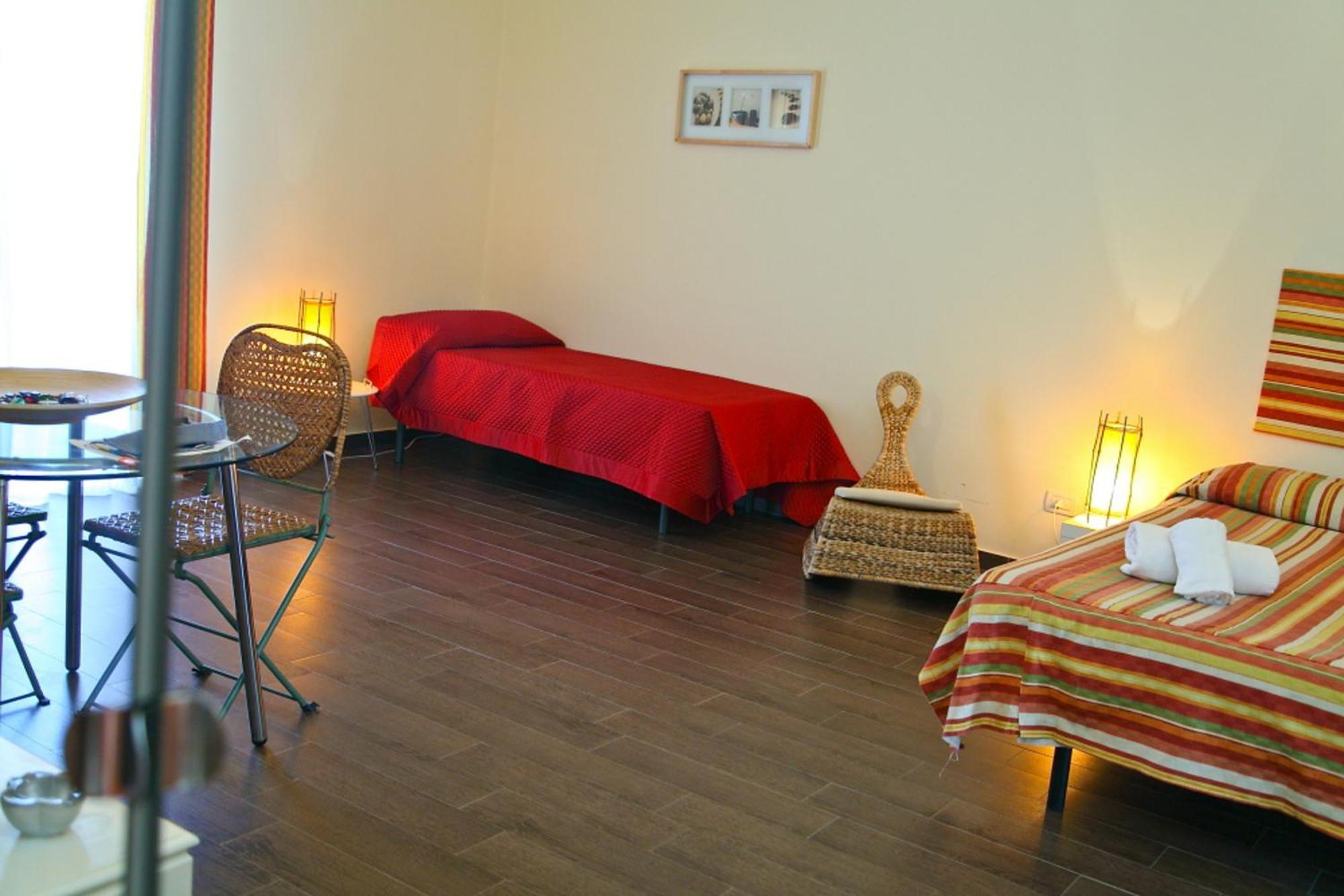 Porto Salvo Apartments - By Vacation Service Чефалу Стая снимка